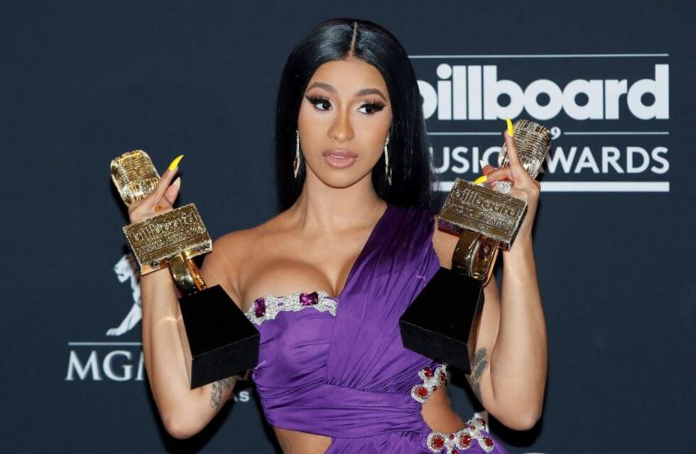 Cardi B se sacó la ropa para aclarar un "descuido" en la alfombra roja de los Billboard
