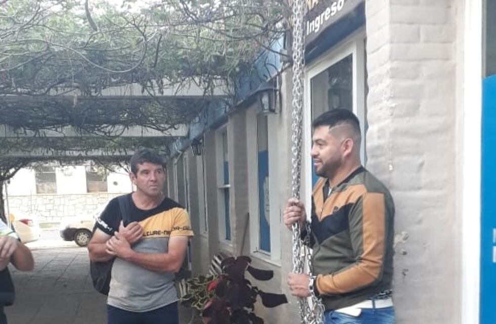 Protesta de un comerciante encadenado en la municipalidad de Mina Clavero