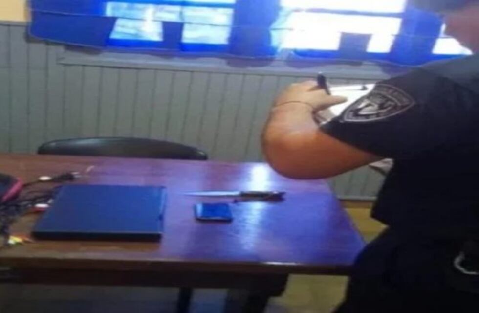 Fue al baño y su visita aprovechó para robarle