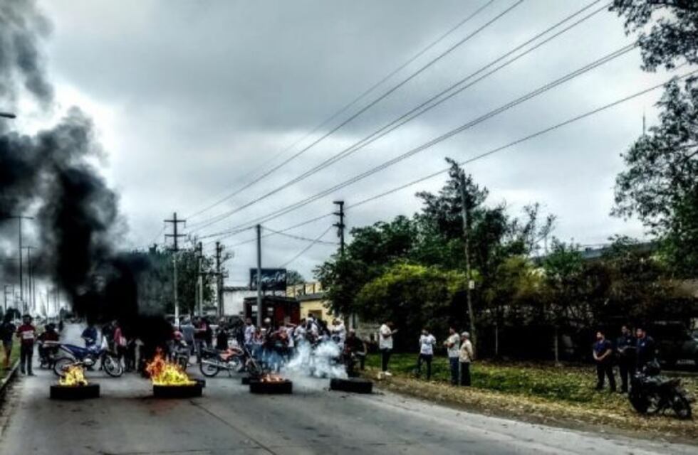 La ruta 302 se encuentra cortada por el reclamo de trabajadores de Molinos Cañuelas que fueron despedidos