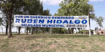 Uno de los muchos pasacalles que sobresalen en los tranquilos pueblos de campaña