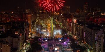 Buenos Aires (Argentina), 06/10/2018\u002E- A handout photo made available by OIS/IOC shows an aerial view of the Avenida 9 de Julio and the Obelisk of Buenos Aires with fireworks at the start of the Opening Ceremony of The Youth Olympic Games, in Buenos Aires, Argentina, 06 October 2018\u002E (Incendio) EFE/EPA/THOMAS LOVELOCK for OIS/IOC / HANDOUT HANDOUT EDITORIAL USE ONLY/NO SALES buenos aires juegos olimpicos de la juventud 2018 espectaculo de la inauguracion fuegos artificiales ceremonia de apertura en el obelisco fiesta inaugural