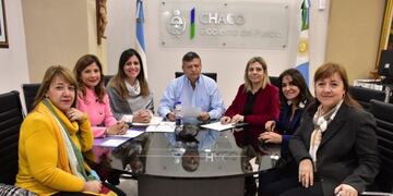 Peppo junto a funcionarias de su gabinete quienes trabajaron en el proyecto\u002E (Prensa Gobierno)