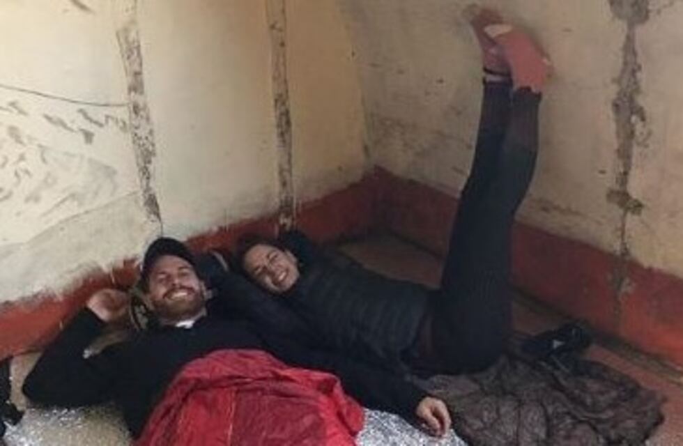 Las vacaciones "mochileras" de Julieta Nair Calvo y su novio en Neuquén