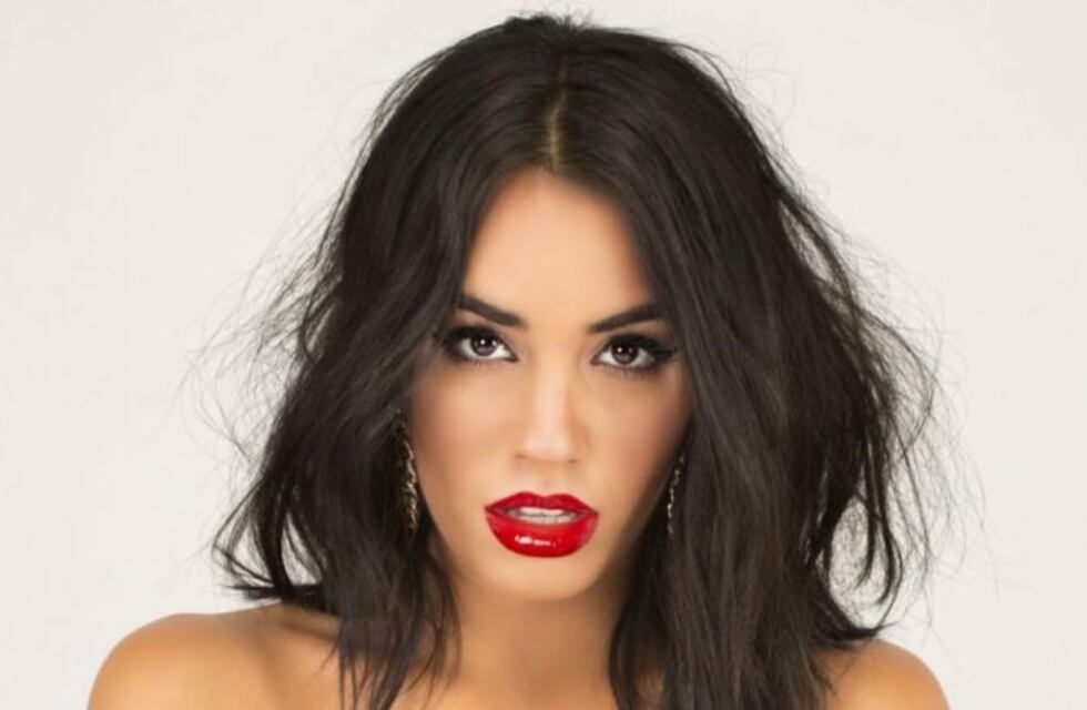 Lali Espósito se filmó en ropa interior jugando con las sábanas