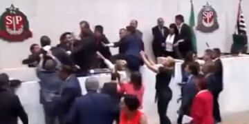 Gritos, empujones y golpes en la Asamblea Legislativa de San Pablo\u002E (Captura)