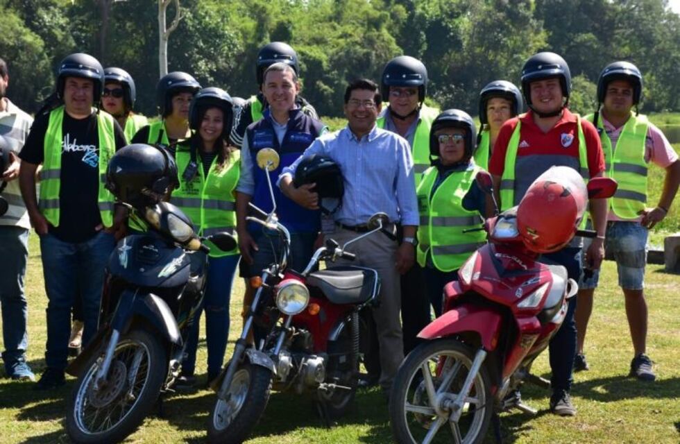 Entregaron nuevos cascos a trabajadores de moto mandados