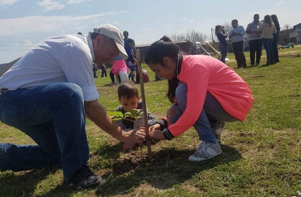 Se plantaron 100 árboles autóctonos en barrios de la capital correntina