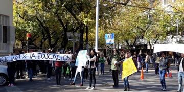 Reclamaron frente a la Legislatura de Mendoza contra la Resolución del Ministerio de Educación de la Nación\u002E