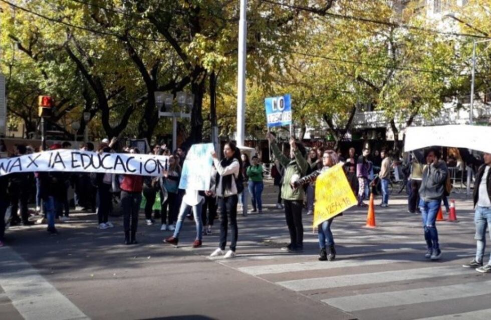 Por cambios en la Educación Superior, protestaron frente a la Legislatura