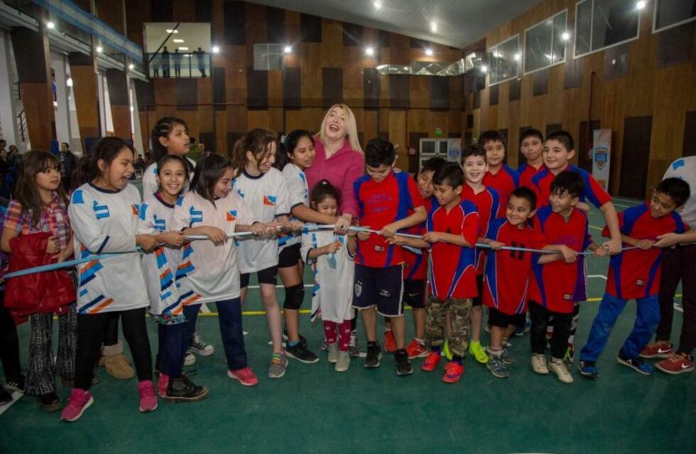Bertone inauguró el gimnasio de la escuela 31