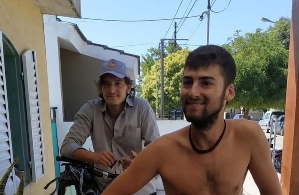 Cristian Domínguez y Francisco Mancini de Arroyito viajan en bicicleta al sur del país