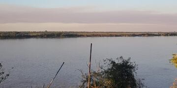 Los incendios en las islas frente a Rosario siguen afectando a la población urbana\u002E (Vía Rosario)
