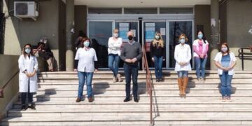 Daniel Gollan con trabajadores del Hospital San Juan de Dios (Foto: Twitter)