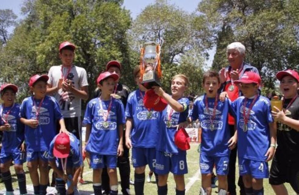 Actitud ejemplar: un arquerito fingió una lesión para que su suplente ataje la final