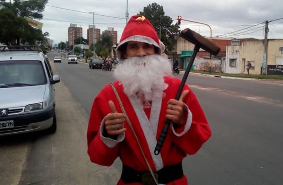 Concordia: limpiavidrios se transforma en Papá Noel para alegrar a los más chicos