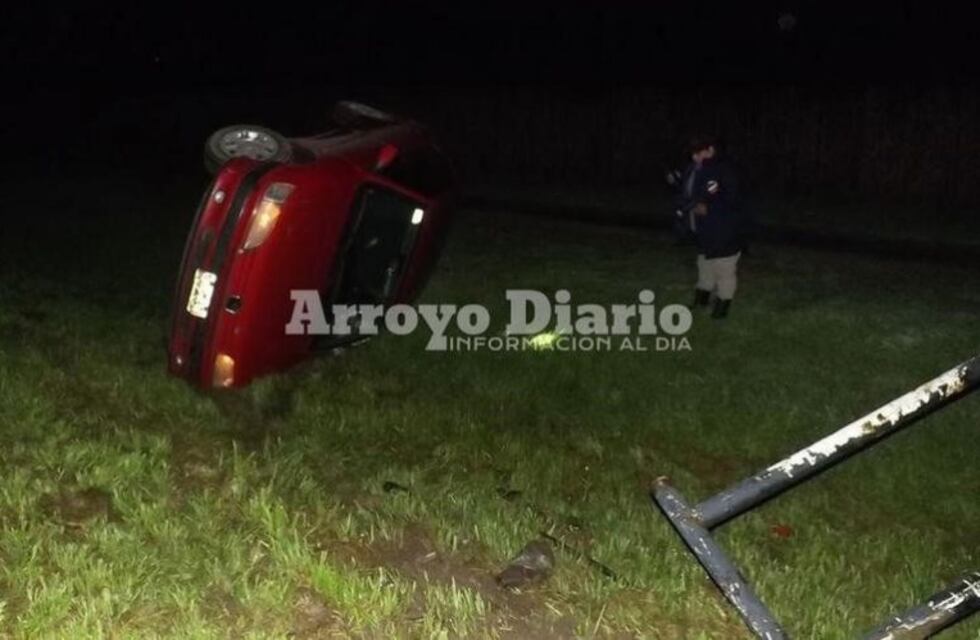 Conducía por la Ruta 21, chocó con un obstáculo en la calzada y volcó
