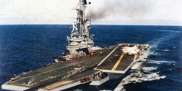 El ARA 25 de Mayo y el submarino británico