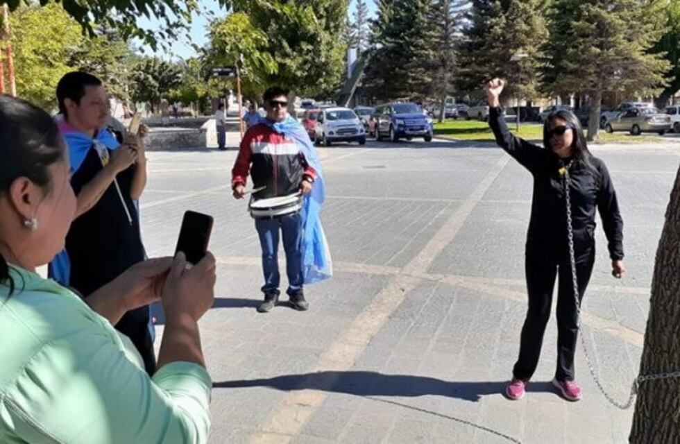 Trabajadores despedidos se encadenaron frente a la Municipalidad de Zapala