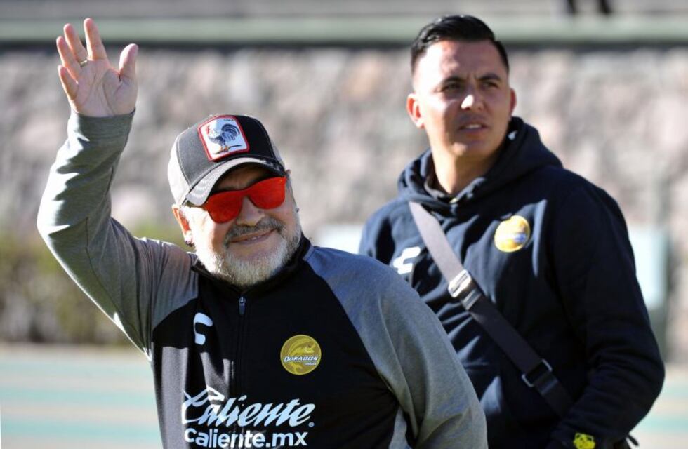 Maradona jugó al truco con los futbolistas del Dorados pero las cartas no estuvieron a su favor