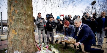 El alcalde de Utrecht, Jan van Zanen, y la concejala Linda Voortan depositan flores en las cercanías del lugar