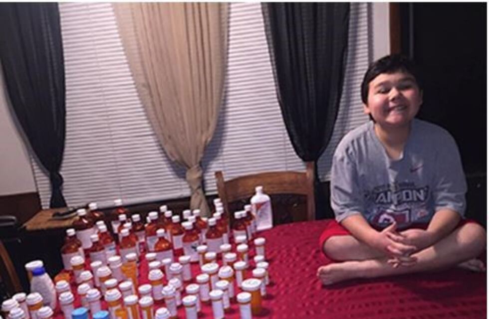 Un niño de 9 años conmueve al mundo por su emoción al salir de su última quimioterapia