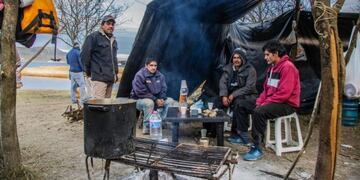 Familiares y amigos hicieron un campamento a la espera de novedades\u002E