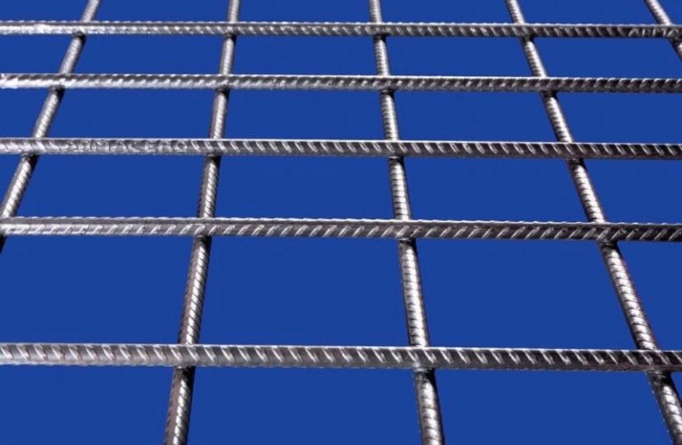 Un obrero fue internado tras ser aplastado por un paquete de mallas de hierro