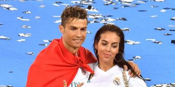 Cristiano Ronaldo con Georgina Rodriguez tras la final de la Champions League\u002E Foto: AFP / Sergei SUPINSKY