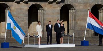Argentina's President Mauricio Macri, center left, his wife Juliana Awada, left, Dutch King Willem Alexander , second right, and his wife Queen Maxima, listen to the national anthems after their arrival at the royal palace in Amsterdam, Netherlands, Monda