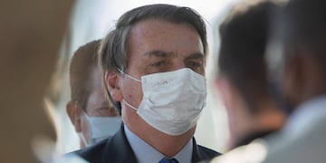 BRA105\u002E BRASÍLIA (BRASIL), 02/06/2020\u002E - El presidente de Brasil, Jair Bolsonaro, sale este martes, del Palacio do Alvorada, sede de la presidencia en Brasilia (Brasil)\u002E El juez Celso de Mello, decano del Supremo de Brasil, archivó la petición de aprehensión del teléfono de Jair Bolsonaro, investigado por presuntas injerencias ilegales en la Policía Federal, pero alertó al presidente del peligro de no cumplir órdenes judiciales, como ya sugirió\u002E EFE/ Joédson Alves