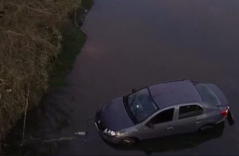 Internaron a dos personas que cayeron en auto al arroyo Saladillo