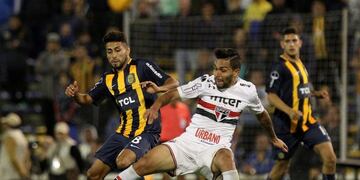 Soccer Football - Copa Sudamericana - Argentina's Rosario Central v Brazil's Sao Paulo - Gigante de Arroyito stadium, Rosario, Argentina - April 12, 2018 - Rosario Central's Federico Carrizo and Sao Paulo's Petros in action\u002E REUTERS/Agustin Marcarian santa fe rosario futbol torneo copa sudamericana 2018 futbolistas partido Rosario Central vs san pablo sao paulo