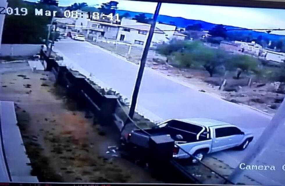 Una carlospacense busca al hombre que derribó el tapial de su casa