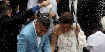 DYN09, BUENOS AIRES, 22/12/2016, CARLOS TEVEZ Y VANESA MANSILLA SE CASARON EN UN REGISTRO CIVIL DE SAN ISIDRO, ACOMPAu00d1ADOS POR SUS TRES HIJOS, FLORENCIA QUIEN LLEVABA EN BRAZOS A SU PERRA, DULCE, KATIE Y LITO JUNIOR. FOTO:DYN/ALBERTO RAGGIO.