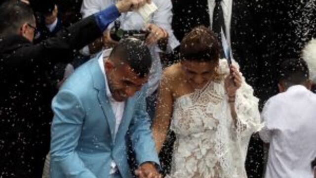 DYN09, BUENOS AIRES, 22/12/2016, CARLOS TEVEZ Y VANESA MANSILLA SE CASARON EN UN REGISTRO CIVIL DE SAN ISIDRO, ACOMPAu00d1ADOS POR SUS TRES HIJOS, FLORENCIA QUIEN LLEVABA EN BRAZOS A SU PERRA, DULCE, KATIE Y LITO JUNIOR. FOTO:DYN/ALBERTO RAGGIO.