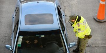 Estrictos controles de las fuerzas de seguridad en los accesos a la ciudad de Buenos Aires durante el inicio de una cuarentena más estricta en el AMBA\u002E (Clarín)