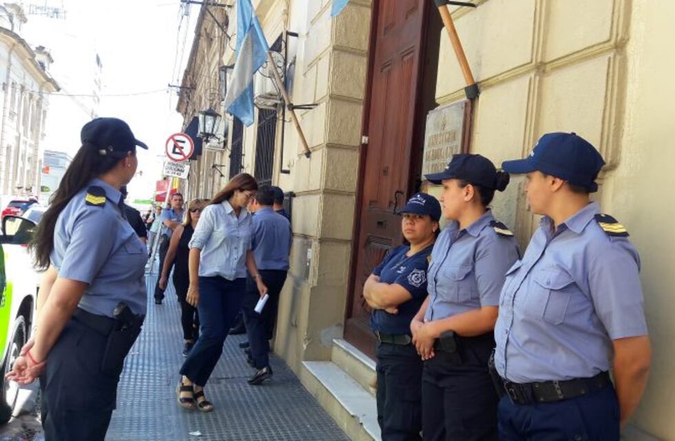Destrozos y violencia en Ministerio de Educación