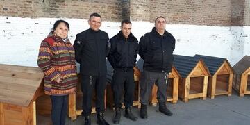 Presos donaron cuchas que construyeron a un refugio