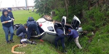 Una camioneta cayó al vacío en la Cascada de la Costanera\u002E (Foto: Misiones Online)
