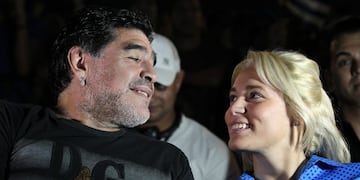 HAB06. LA HABANA (CUBA), 09/01/2015.- El exfutbolista argentino Diego Armando Maradona acompau00f1ado de su novia Rocu00edo Oliva, asiste hoy, viernes 9 de enero de 2015, a un concierto del cantautor cubano en su primera presentaciu00f3n de 2015 en la