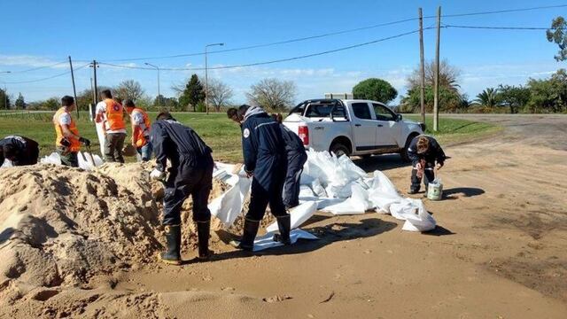 El personal de Protecciu00f3n Civil intervino en el casco urbano y otros sectores afectados por el desborde.