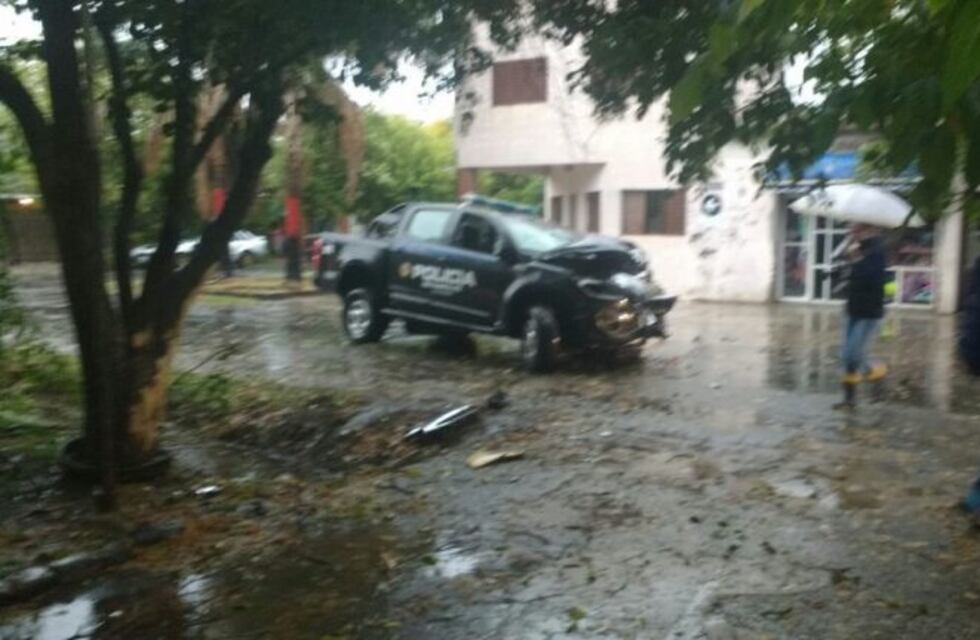 Cinematográfica persecución: un patrullero volcó y otro chocó contra un árbol