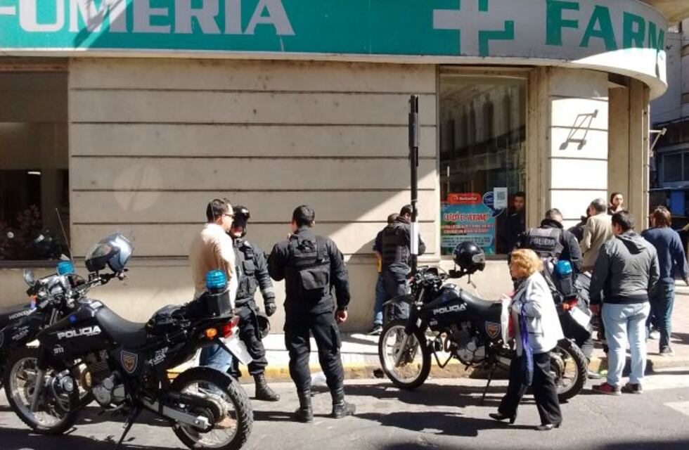 Pánico a bordo del 110: un lustrabotas de la peatonal amenazó con una cuchilla al chofer