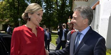 Queen Maxima of the Netherlands (L) is received by Argentina's President Mauricio Macri at Olivos Presidential residence in Olivos, Buenos Aires on October 12, 2016. / AFP PHOTO / PRESIDENCIA ARGENTINA / HO / RESTRICTED TO EDITORIAL USE - MANDATORY CREDIT
