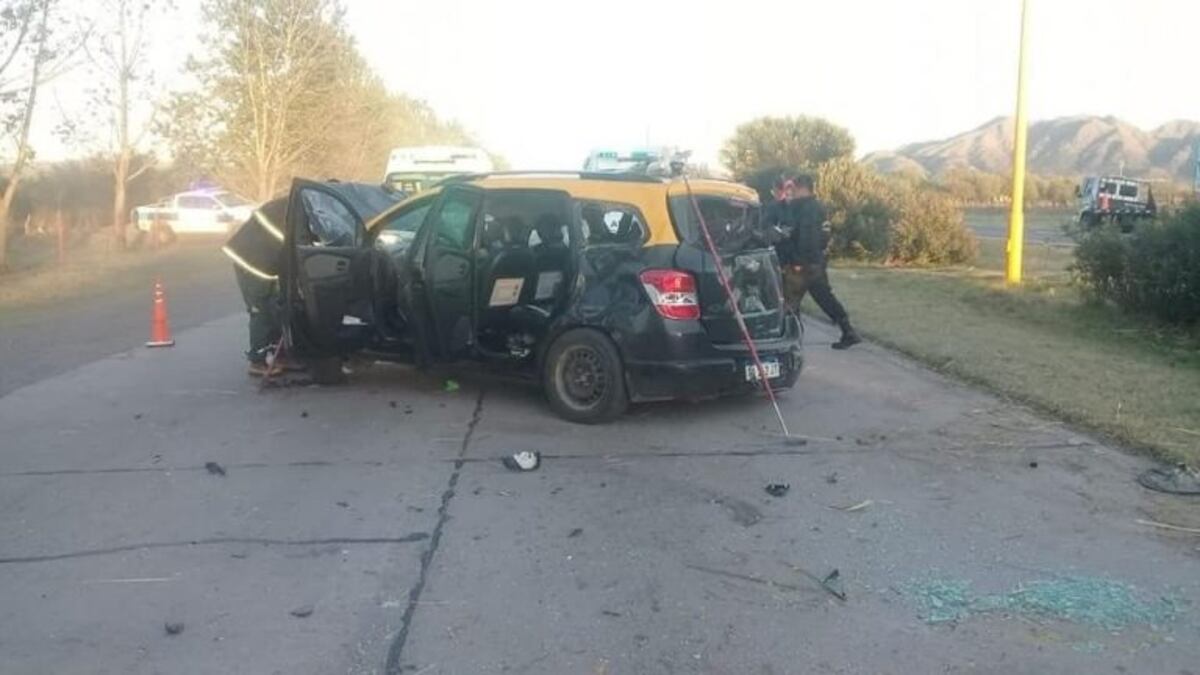 El auto con licencia de taxi dio al menos dos tumbos\u002E Foto: Policía de San Luis