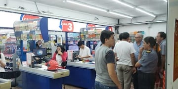 Delincuentes armados robaron un reconocido supermercado correntino\u002E (Foto: Época)