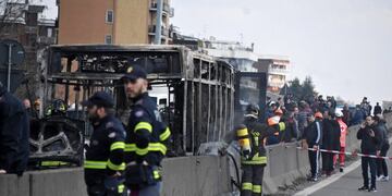 EPA8188\u002E MILÁN (ITALIA), 20/03/2019\u002E- Miembros de los servicios de emergencia italianos desplegados en el lugar este miércoles en Milán (Italia) después de que un hombre de origen senegalés y con nacionalidad italiana prendiera fuego un autobús escolar tras haber hecho descender a los 51 estudiantes que viajaban en él, cuando circulaba por la localidad de San Donato Milanese, en el norte de Italia\u002E EFE/ Daniele Bennati
