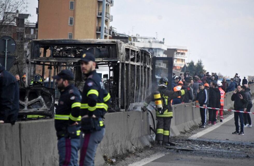 Italia: un hombre secuestró e incendió un colectivo en el que viajaban 51 niños