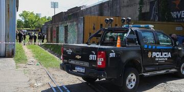 Gran despliegue de personal de seguridad tras el hallazgo del cuerpo en MItre y Gálvez\u002E (Rosario3)